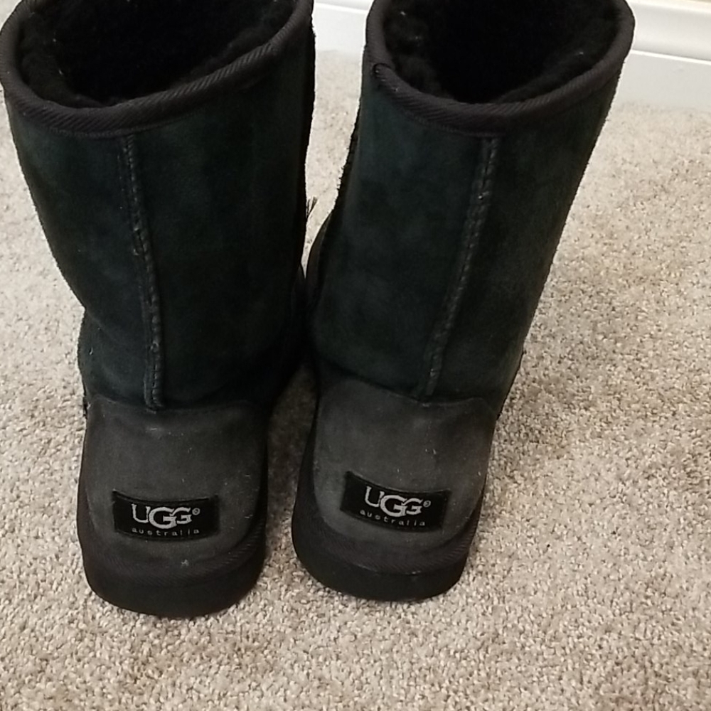 Short black ugg boots
